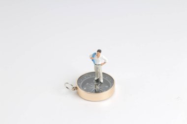  modeli minyatür beyaz arka plan üzerinde pusula