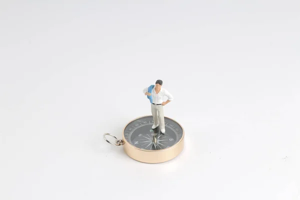 Modelo miniatura en brújula sobre fondo blanco — Foto de Stock