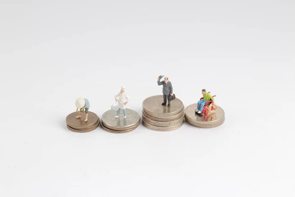 A classe diferente de figura com moedas — Fotografia de Stock