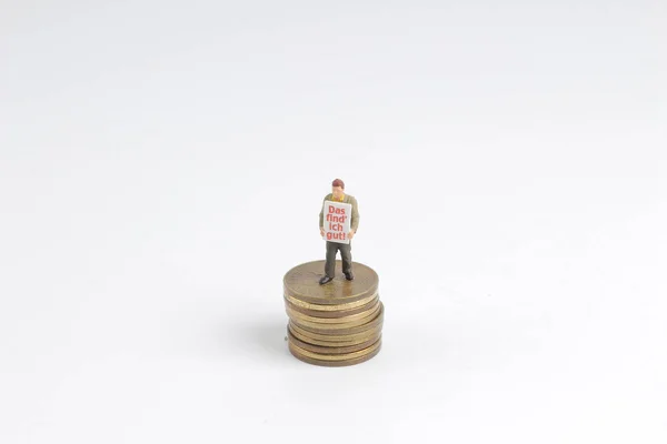 Минимум фигур людей, стоящих на монетах — стоковое фото