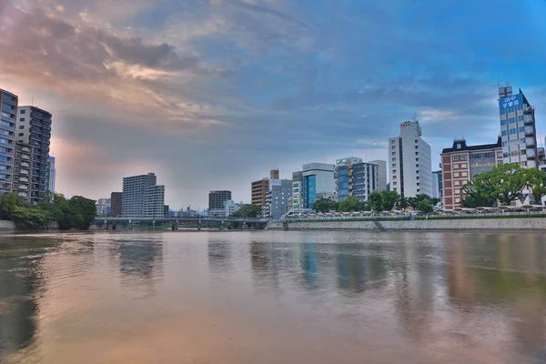 Hiroşima manzarası ve nehrin içinde Japonya.
