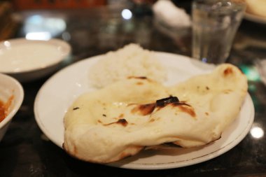 köri ve Roti fotoğrafı mutfak masasında