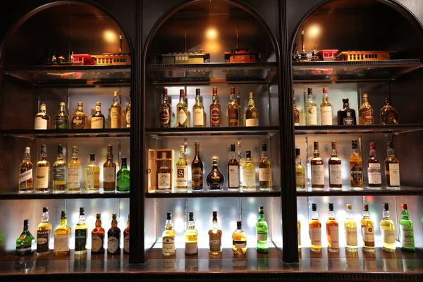 Various alcohol bottles in displayYoichi, Hokkaido — Stock Photo, Image