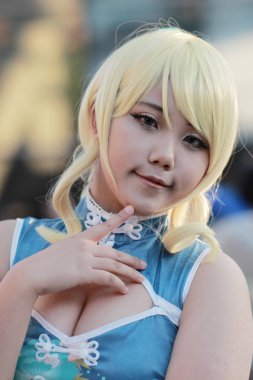  Cosplay kostüm giyinmiş genç Japon