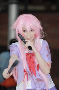  Cosplay kostüm giyinmiş genç Japon