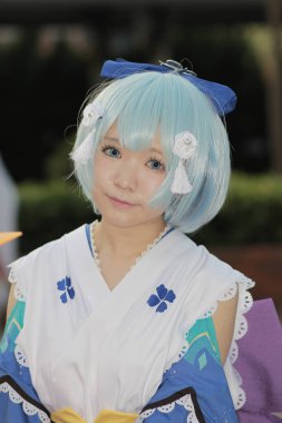  Cosplay kostüm giyinmiş genç Japon