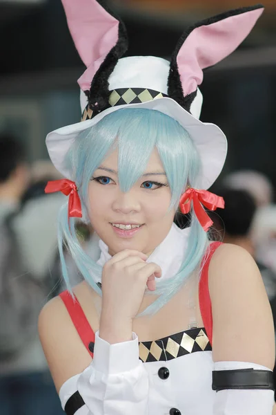 Unga japanska klädd i cosplay kostym — Stockfoto