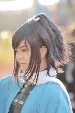  Cosplay kostüm giyinmiş genç Japon