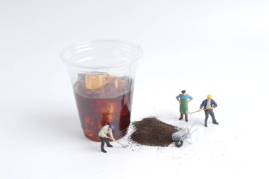 Mini insanlar işçi içecek fincan ile