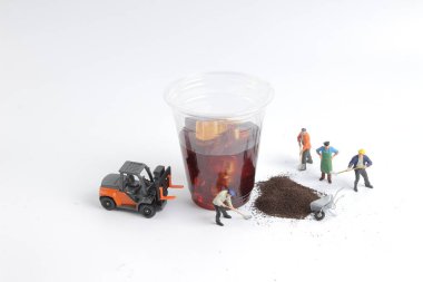 Mini insanlar işçi içecek fincan ile