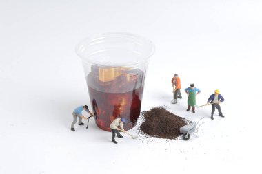 Mini insanlar işçi içecek fincan ile