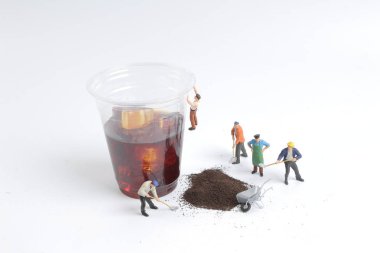 Mini insanlar işçi içecek fincan ile