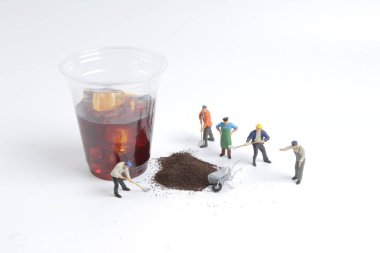 Mini insanlar işçi içecek fincan ile