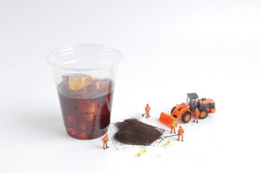 Mini insanlar işçi içecek fincan ile