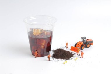 Mini insanlar işçi içecek fincan ile