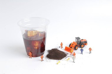 Mini insanlar işçi içecek fincan ile