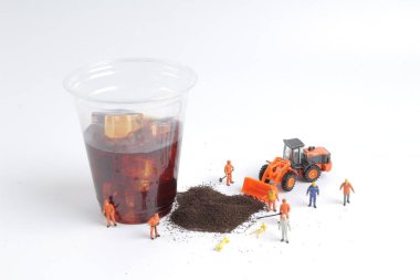 Mini insanlar işçi içecek fincan ile