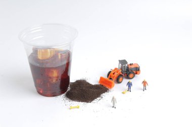 Mini insanlar işçi içecek fincan ile