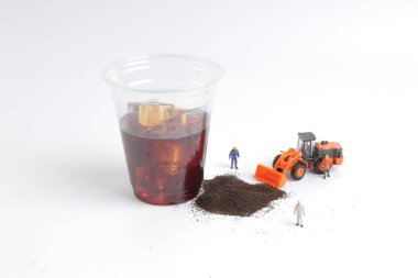 Mini insanlar işçi içecek fincan ile