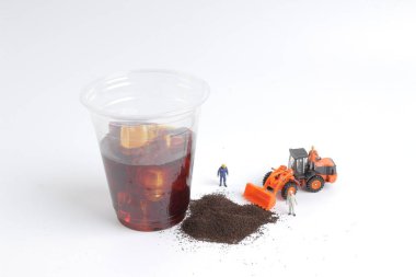 Mini insanlar işçi içecek fincan ile