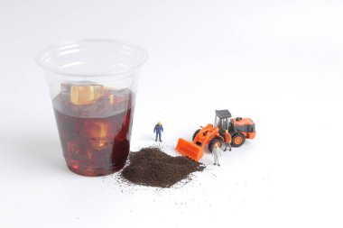 Mini insanlar işçi içecek fincan ile