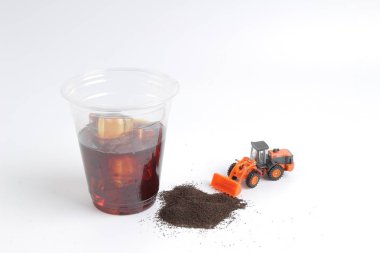 Mini insanlar işçi içecek fincan ile