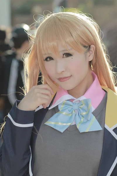  Cosplay kostüm giyinmiş genç Japon
