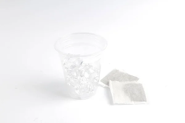 Cubi di ghiaccio alla plastica della tazza — Foto Stock