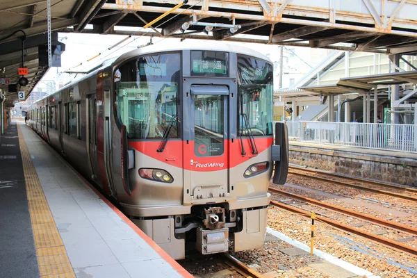 Der "rote Flügel" macht Halt in Hatsukaichi — Stockfoto