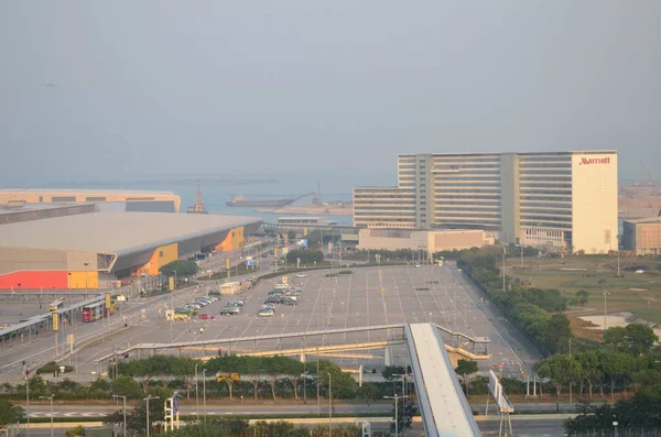 Parkeerplaats op de luchthaven van hong kong — Stockfoto