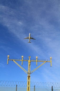 ışıkları pist aydınlatma yaklaşan uçak iniş Havaalanı