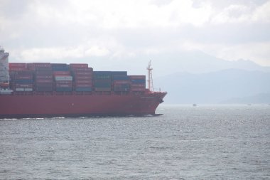 dramatik gökyüzü hk ile ticari konteyner gemisi