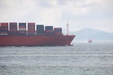dramatik gökyüzü hk ile ticari konteyner gemisi