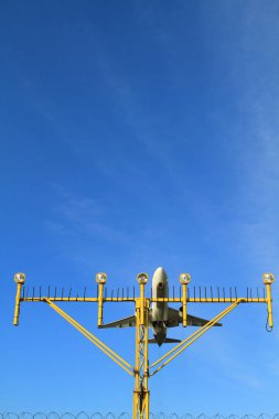 ışıkları pist aydınlatma yaklaşan uçak iniş Havaalanı