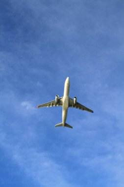 Gökyüzünde bir uçak