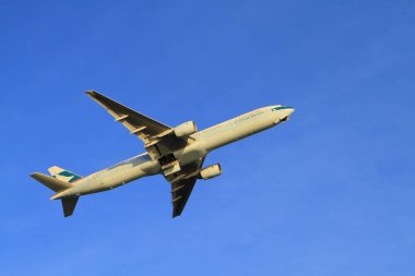 Gökyüzünde bir uçak