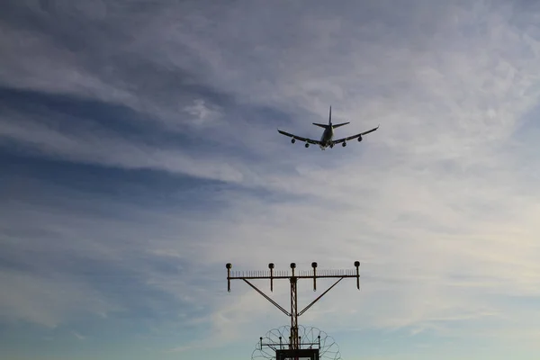 Luchthaven landing lichten met vliegtuig naderen van de landingsbaan verlichting — Stockfoto