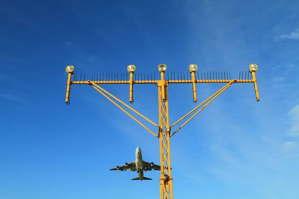 空港の滑走路灯に近づいている飛行機の着陸灯 — ストック写真