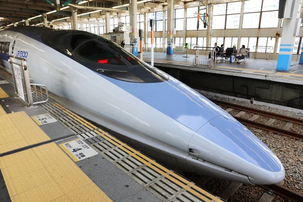 Shinkansen bullet train at Okayama railway station — Stock Photo, Image