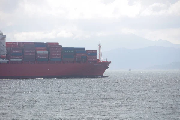 Navio recipiente comercial com céu dramático hk — Fotografia de Stock