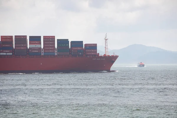 dramatik gökyüzü hk ile ticari konteyner gemisi