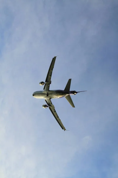 Vliegtuig in de lucht — Stockfoto