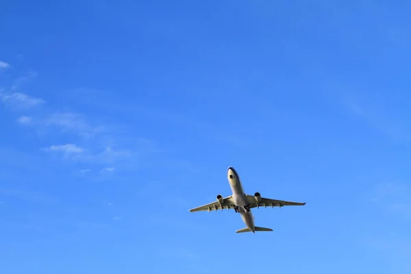 Vliegtuig in de lucht — Stockfoto