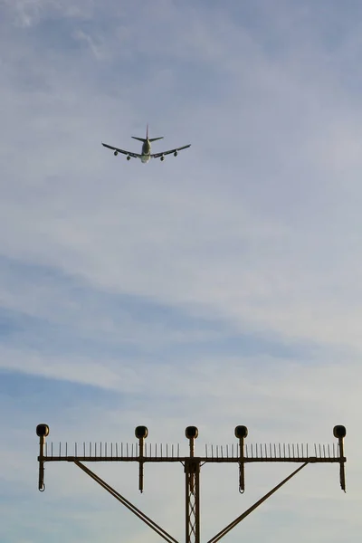 Luchthaven landing lichten met vliegtuig naderen van de landingsbaan verlichting — Stockfoto