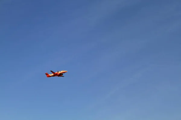 Flygplan på himlen — Stockfoto