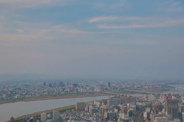 日没時に淀川と大阪市の高角度のビュー. — ストック写真