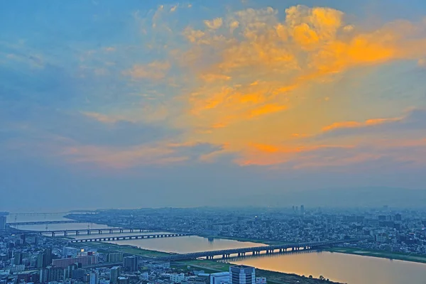 Pohled z vysoké úhlu Osaka City s řeka Jodo v západu slunce. — Stock fotografie