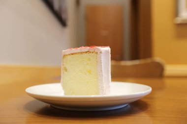 yaban mersini peynir pasta beyaz plaka üzerinde