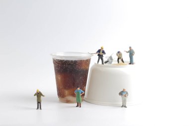 Mini insanlar işçiler ile alkolsüz içecek fincan