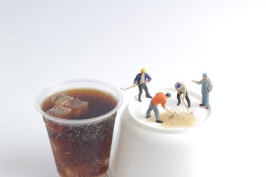 Mini insanlar işçiler ile alkolsüz içecek fincan